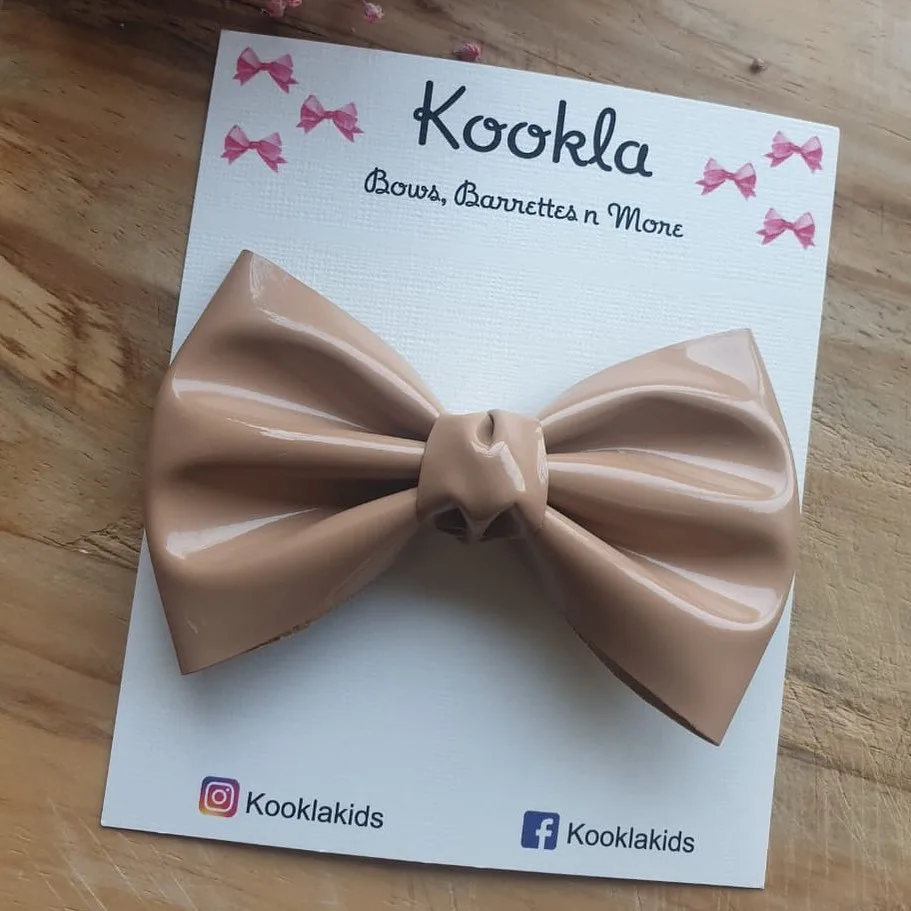 Glossy Patent Faux Leather Knot Clip — Nude Beige